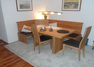 Holztisch mit Stühlen und Sitzecke aus Holz