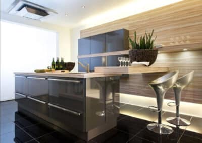 Moderne Küche mit großer Holzwand